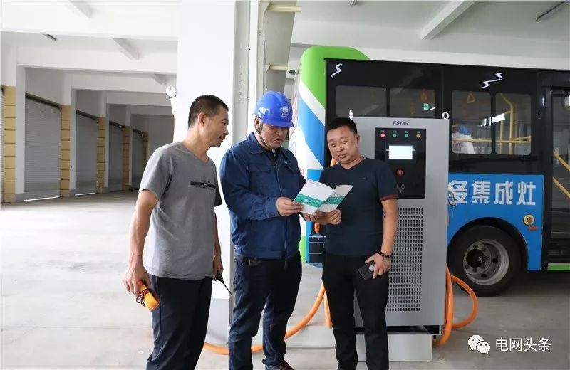 老人攥着一张小纸条，一见供电员工就塞进他手里…