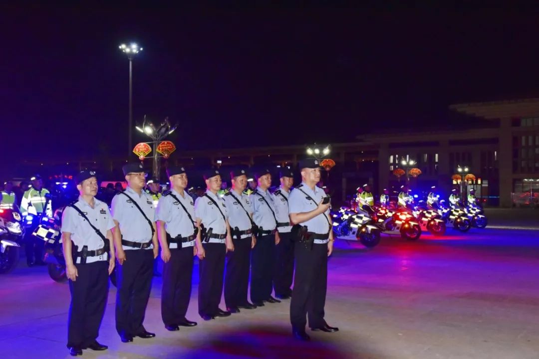 一群警察去ktv嗨翻全场,百名警察冲进ktv