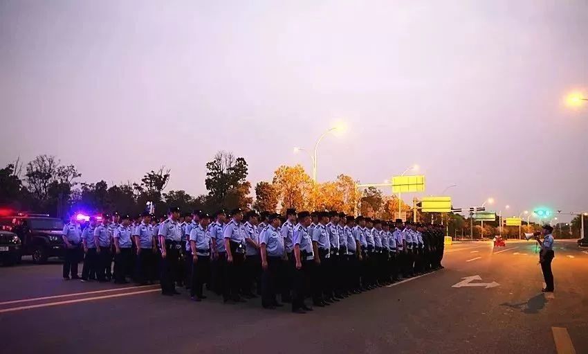 一群警察去ktv嗨翻全场,百名警察冲进ktv