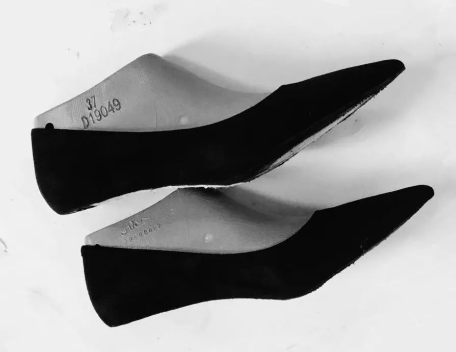 奥黛丽赫本钟爱的猫跟鞋,奥黛丽赫本尖头小黑鞋