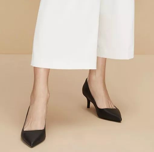 奥黛丽赫本钟爱的猫跟鞋,奥黛丽赫本尖头小黑鞋