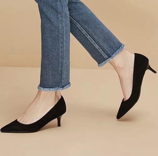 奥黛丽赫本钟爱的猫跟鞋,奥黛丽赫本尖头小黑鞋