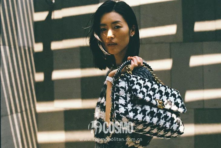 泫雅争议,泫雅掀短袖引起争议