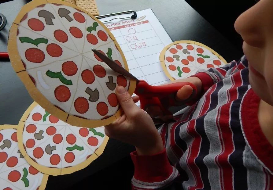 为了学习这个数学概念，美国老师把乐高、比萨带进课堂