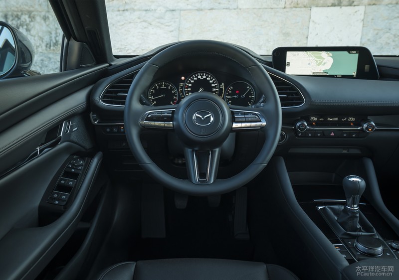 次世代mazda3昂克赛拉红色婚车队,2021款次世代马自达3白色昂克赛拉