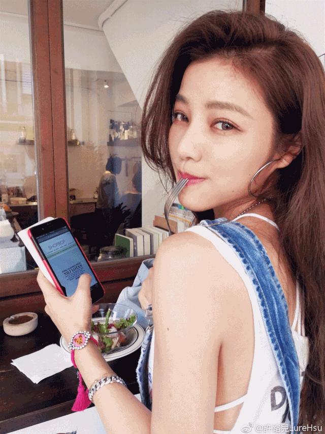 44岁的她竟睡服半个娱乐圈，被亿万直男跪舔！遭小S妒忌十年：凭什么