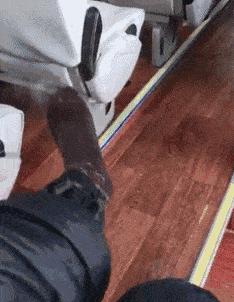 日本人吃饭都不穿鞋，熏死人了！这双耗时3年的黑科技银离子袜，美白润肤自发热，穿7天都不臭脚