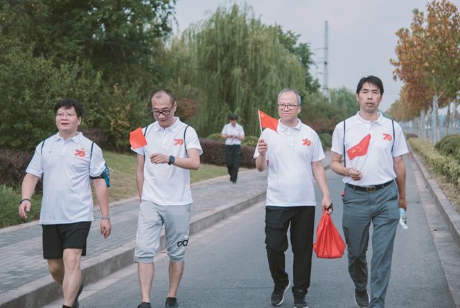 新北区举行庆祝新中国成立70周年红色毅行活动
