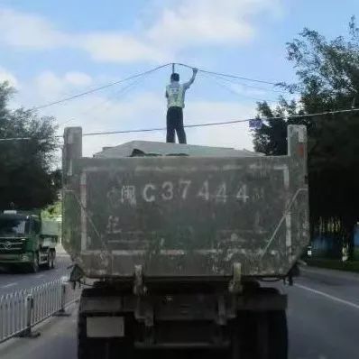 安溪:电线悬半空,一交警徒手举电线充当“擎天一柱”