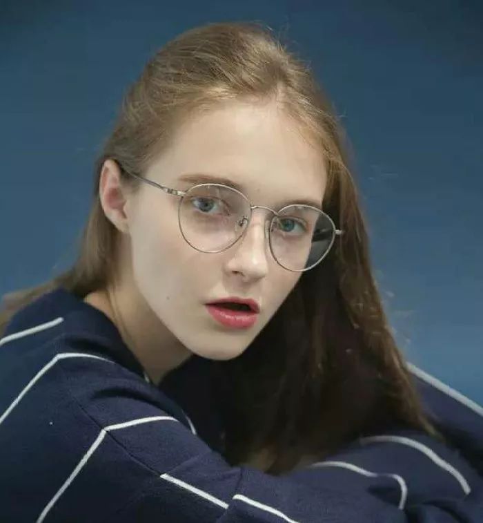 根据你的脸型和眼镜选发型,怎么选择适合自己的发型和眼镜