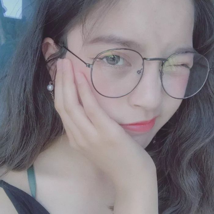 根据你的脸型和眼镜选发型,怎么选择适合自己的发型和眼镜