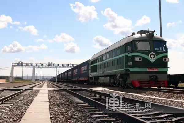 驶出国门的机车9.8公里铁路线让祖国与世界相连