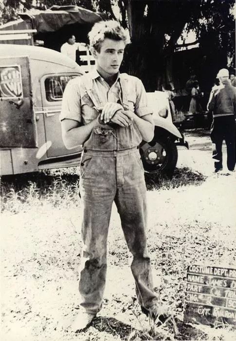 推荐女生穿的背带裤,敢穿背带裤的女孩