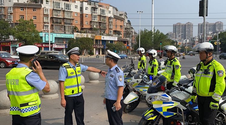 八里街片区|打出交通治理“组合拳”,疏通城市交通“乱堵点”