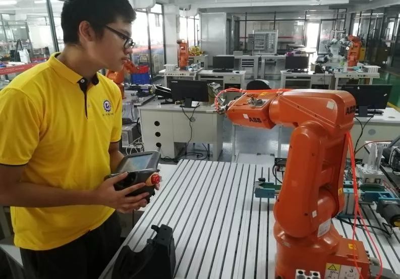 人才引进省技能大赛,我市技能人才