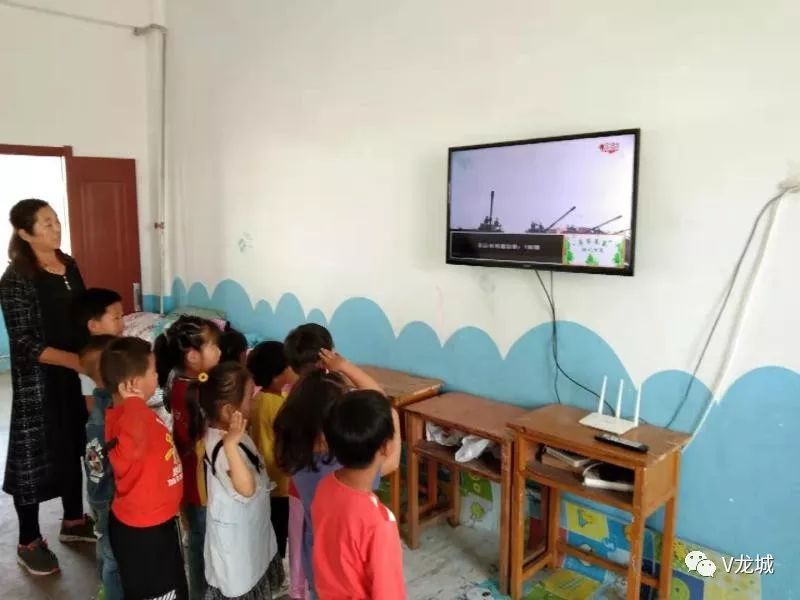 新闻速递/龙城区全区上下观看庆祝中华人民共和国成立70周年大会实况直播