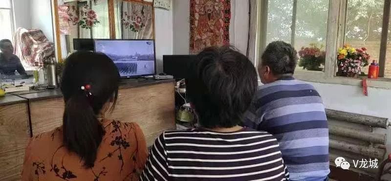 新闻速递/龙城区全区上下观看庆祝中华人民共和国成立70周年大会实况直播