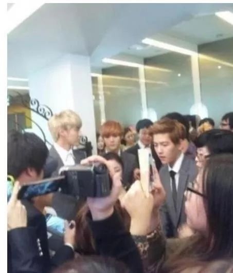 日本变态男粉丝通过女爱豆的瞳孔倒影找出她的住所,进行偷袭猥琐...简直可怕...