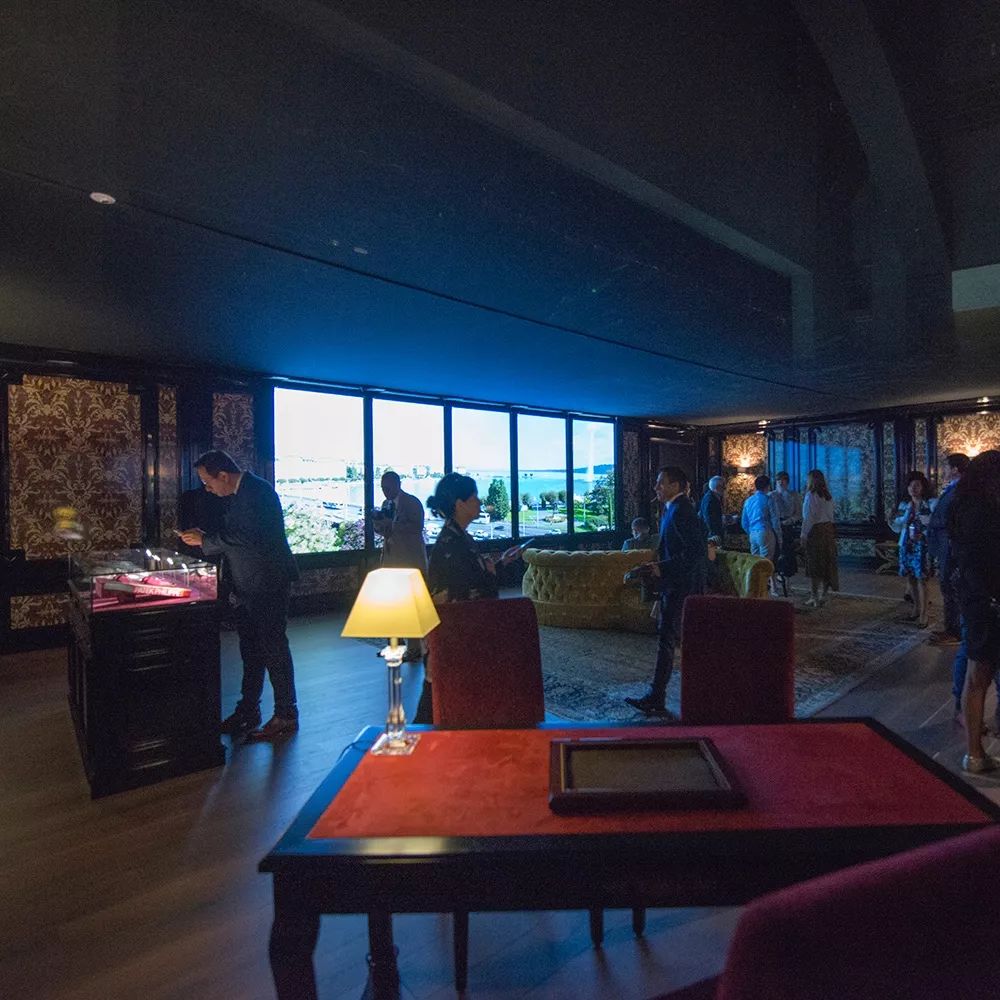 他一出现，所有爱表的人都屏住了呼吸