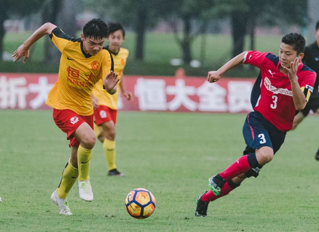 带球连续过人进球视频,带球连过五人