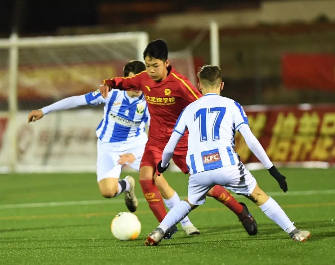 带球连续过人进球视频,带球连过五人