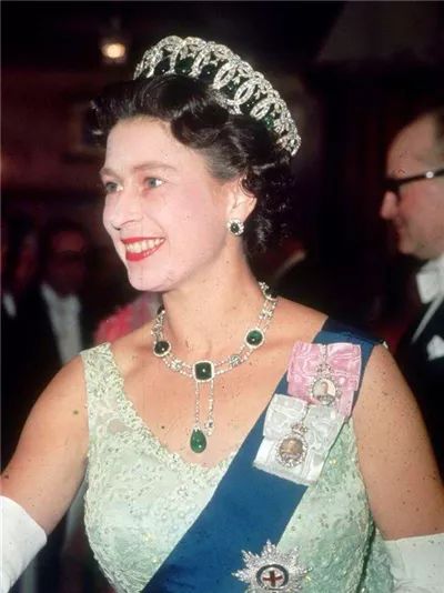 卡地亚满钻手镯窄版高定,卡地亚新款手镯时尚减龄黄金