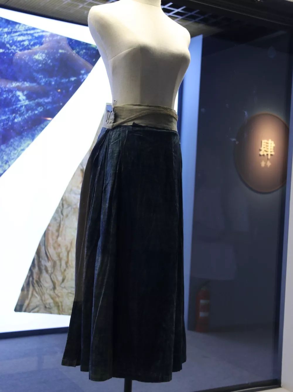 卡地亚满钻手镯窄版高定,卡地亚新款手镯时尚减龄黄金