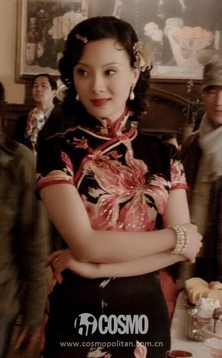 越年轻的小花越难穿好，我说旗袍