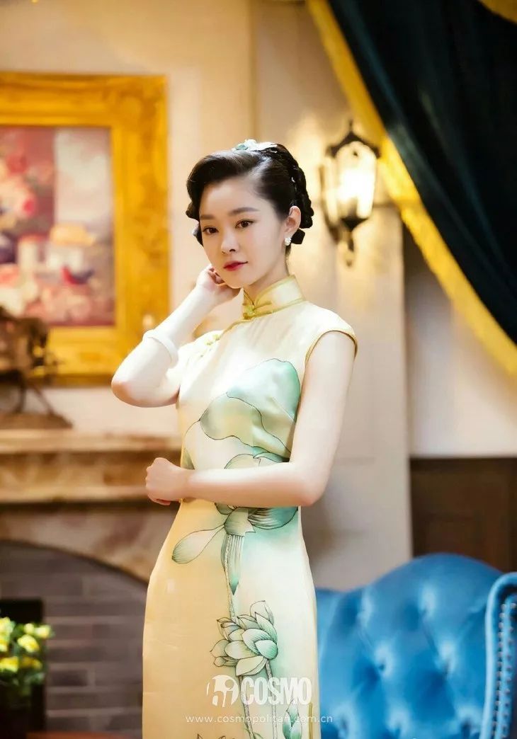 越年轻的小花越难穿好，我说旗袍