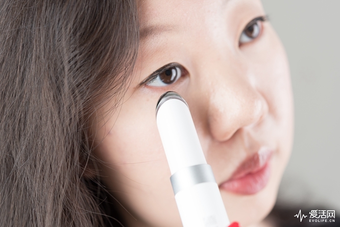 这是你的新口红？不，是我的WellSkins温热彩光美眼仪