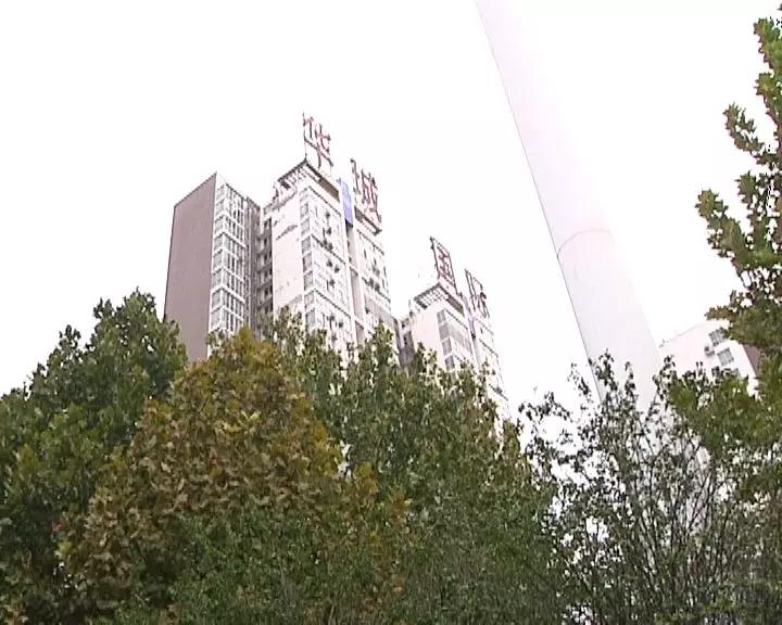 华城国际小区楼顶上摇摇欲坠的铁皮字看着就不安全