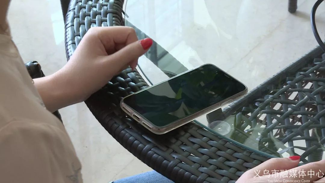 记者暗访手机店视频,记者暗访手机店送礼骗局