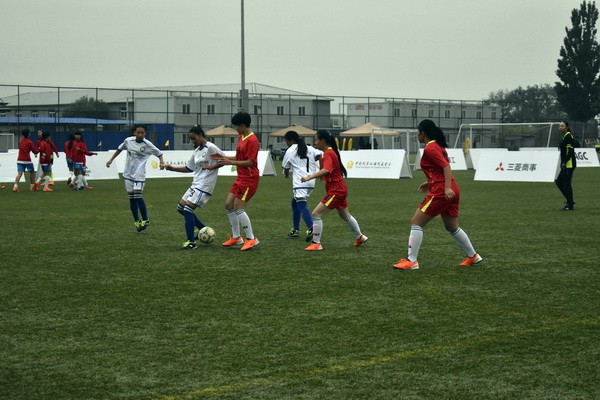 巧家聋人女子足球队：苔花如米小敢学牡丹开
