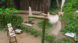 63岁中国大爷靠玩木头火到国外,61岁中国大爷惊呆老外