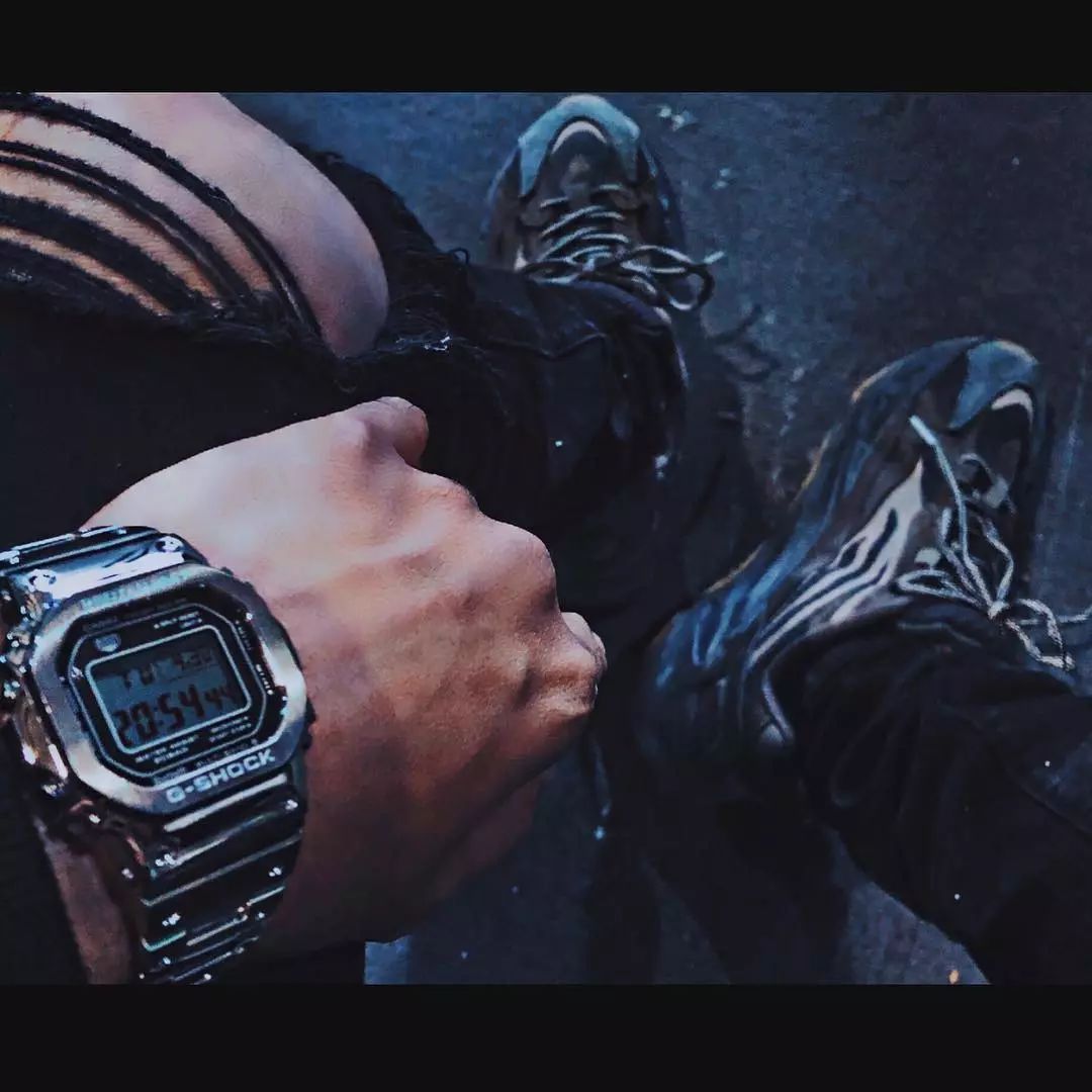 坐拥数千球鞋，满屋潮流玩具！他可能才是国内最潮的明星