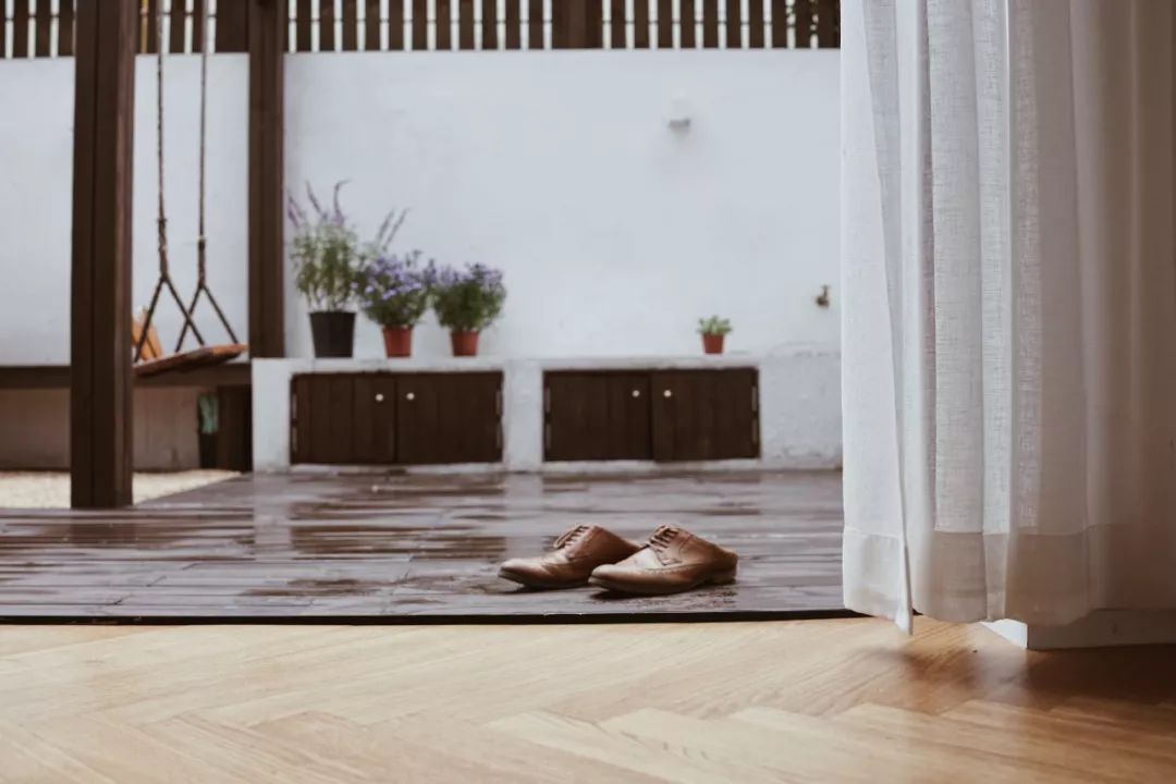 她买下32㎡上海老旧学区房，为女儿打造小桃园，还有20㎡超舒适大庭院