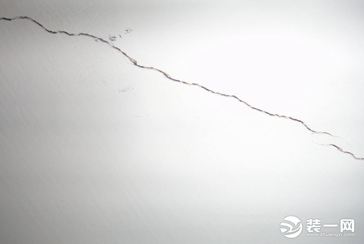 贴完壁布后墙面裂缝怎么修补,柜子与墙面结合处裂缝怎么修补