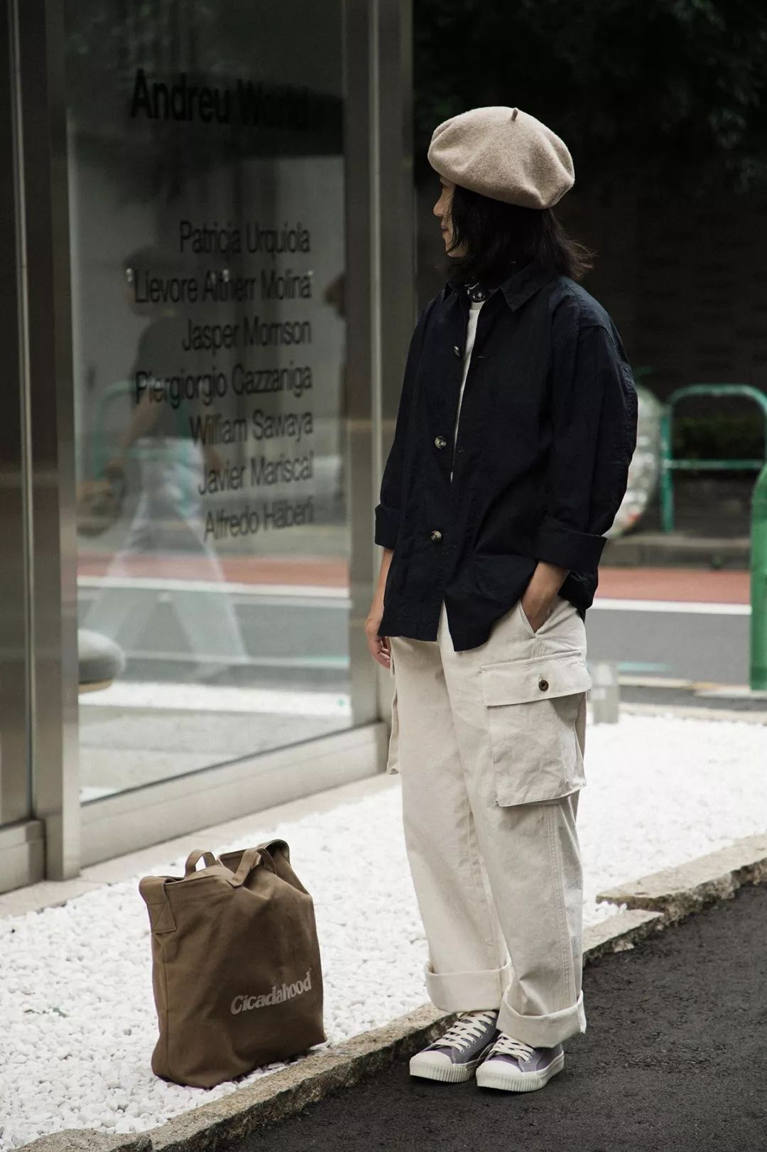 别装了，你的鞋已经出卖了你