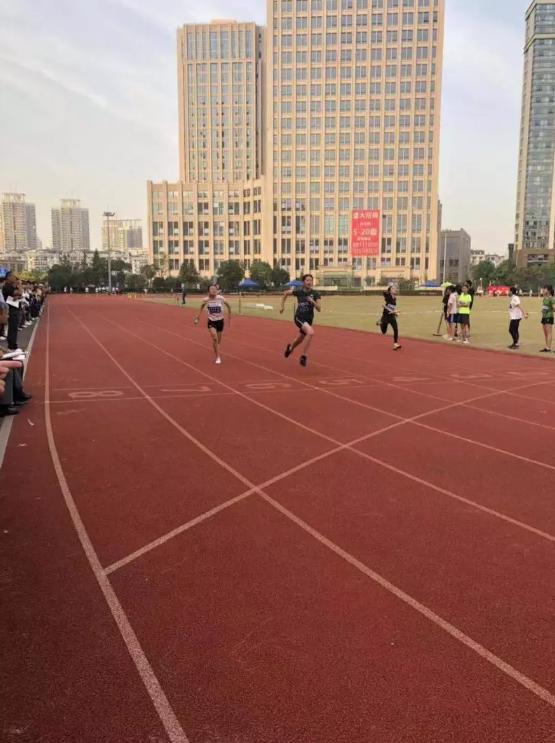 11岁男孩跑完步脚后跟痛,14岁男孩600米跑后大腿内侧疼