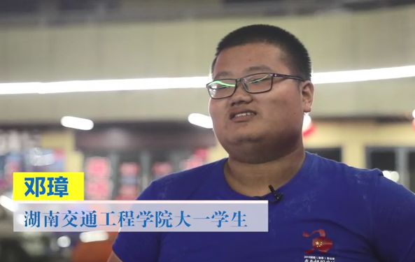 励志320斤的小伙300天减掉120斤,励志305斤小伙500天减128斤