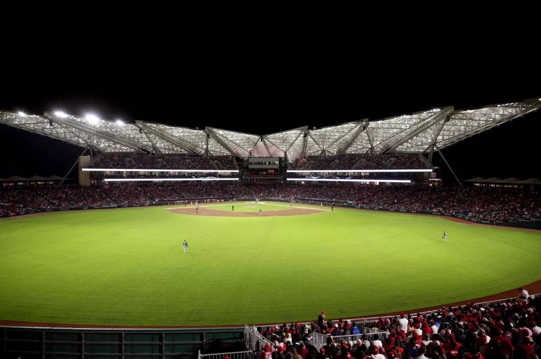 酷！体育场约会未来