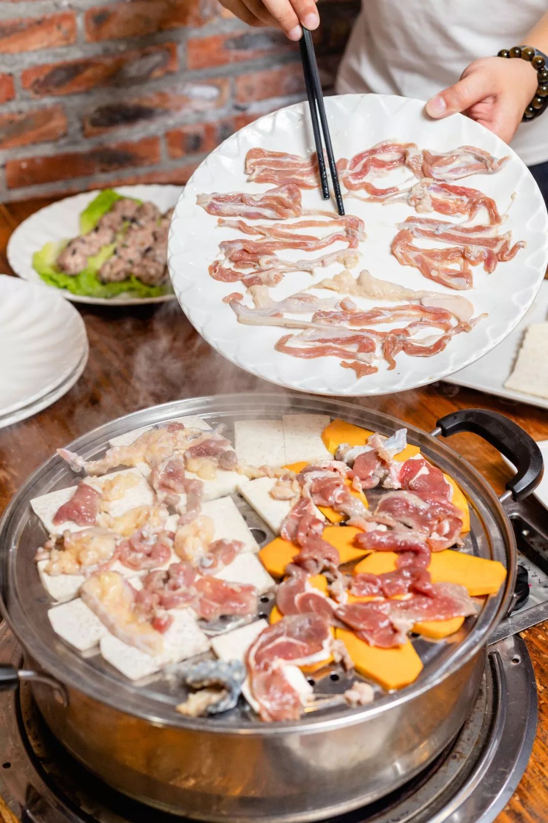 嚟度，可能系顺德桑拿种类最多嘅地方！鸵鸟都唔放过！真够呛