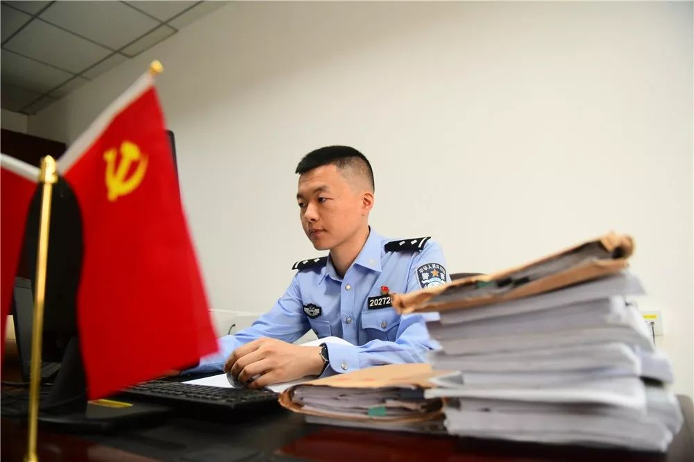 硬气！民警回击“黑社会”威胁：如果怕，我就当不了扫黑刑警