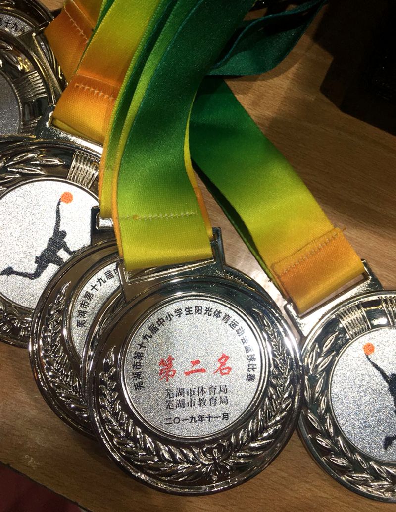 农村小孩爱篮球,山里娃爱篮球