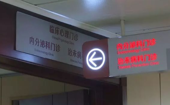 25岁男子胸部发育,25岁小伙胸部溢乳多年