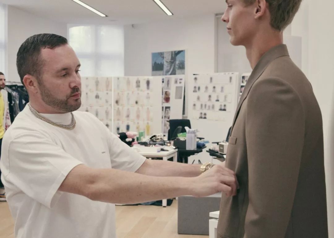 曾被高级时装看不起的球鞋，如今成了奢侈品牌们的摇钱树