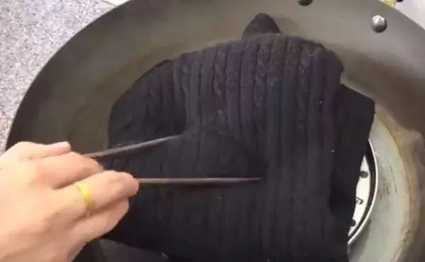 毛衣放锅里蒸一蒸真是太厉害了,毛衣放锅里蒸一下会变大吗