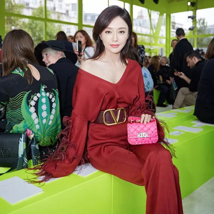 低胸≠暴露!或许你与性感女神只差一件V领的距离