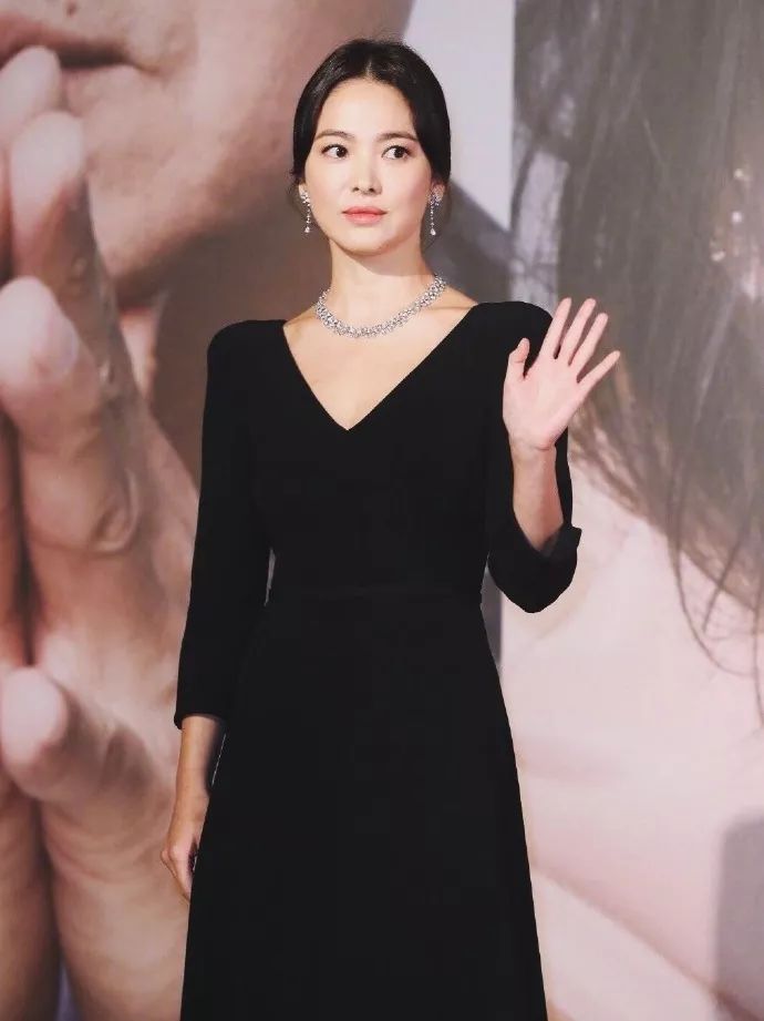 低胸≠暴露！或许你与性感女神只差一件V领的距离