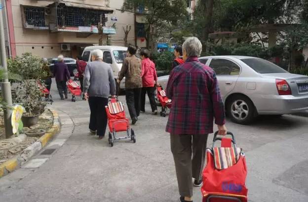 楼道内遇到陌生男子,业主回家遇到陌生男子